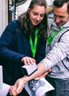 Eine Frau und ein Mann sind auf einem Stadttrail durch Thun unterwegs – ein aktivierendes Rahmenprogramm für Meetings, Tagungen oder Incentives. @FoxTrail Zwei Teilnehmende auf einem Stadttrail
