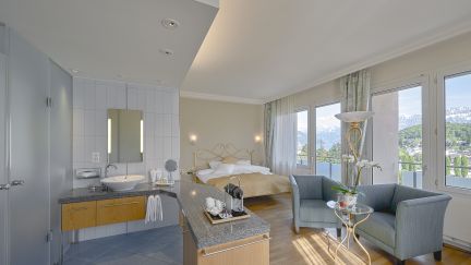 Modernes, helles und freundliches Superior-Doppelzimmer mit offen gestaltetem Badezimmer sowie traumhaftem Blick auf die Spiezer Bucht, den Thunersee und das eindrucksvolle Panorama von Eiger, Mönch und Jungfrau. ©Eden-Spiez Hotel Eden Spiez - Superior Doppelzimmer mit offenem Badezimmer seeseitig (211)