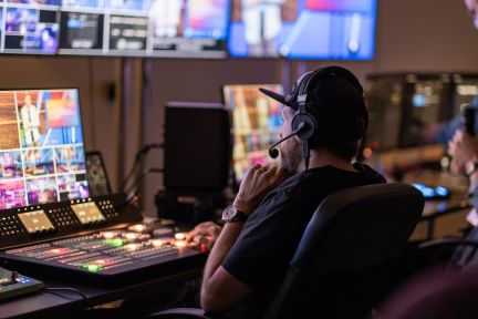 Einblick in den Regieraum des KKThun: Ein Techniker sitzt am Mischpult und behält über mehrere Monitore den Anlass im Blick.
©KKThun
Lachensaal_Bühnenbild_Studio_Regie_2